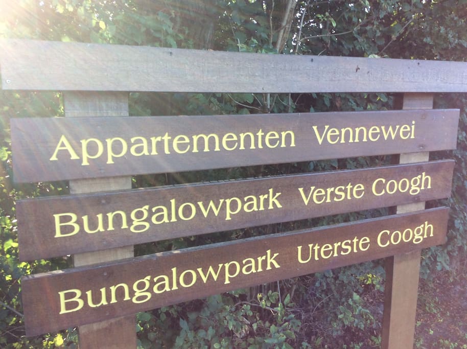 Bij weg nr 12 links af vanaf de boot, bij dit bord rechts.Zo komt U bij de bungalow nr 64