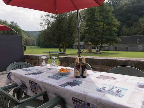 Private rustic holiday home 4-6p in the woods