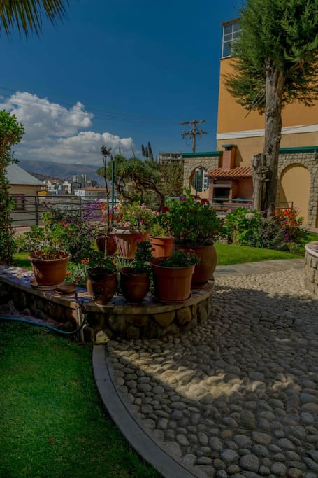 Jardin del edificio y parrillero