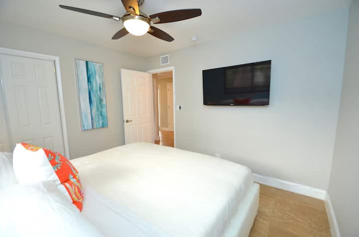 Spálňa Dve funkcie Nový rám manželskej postele King + nový matrac s pamäťovou penou + dva nočné stolíky + 50" Samsung 4K Smart Streaming TV + veľká skriňa...