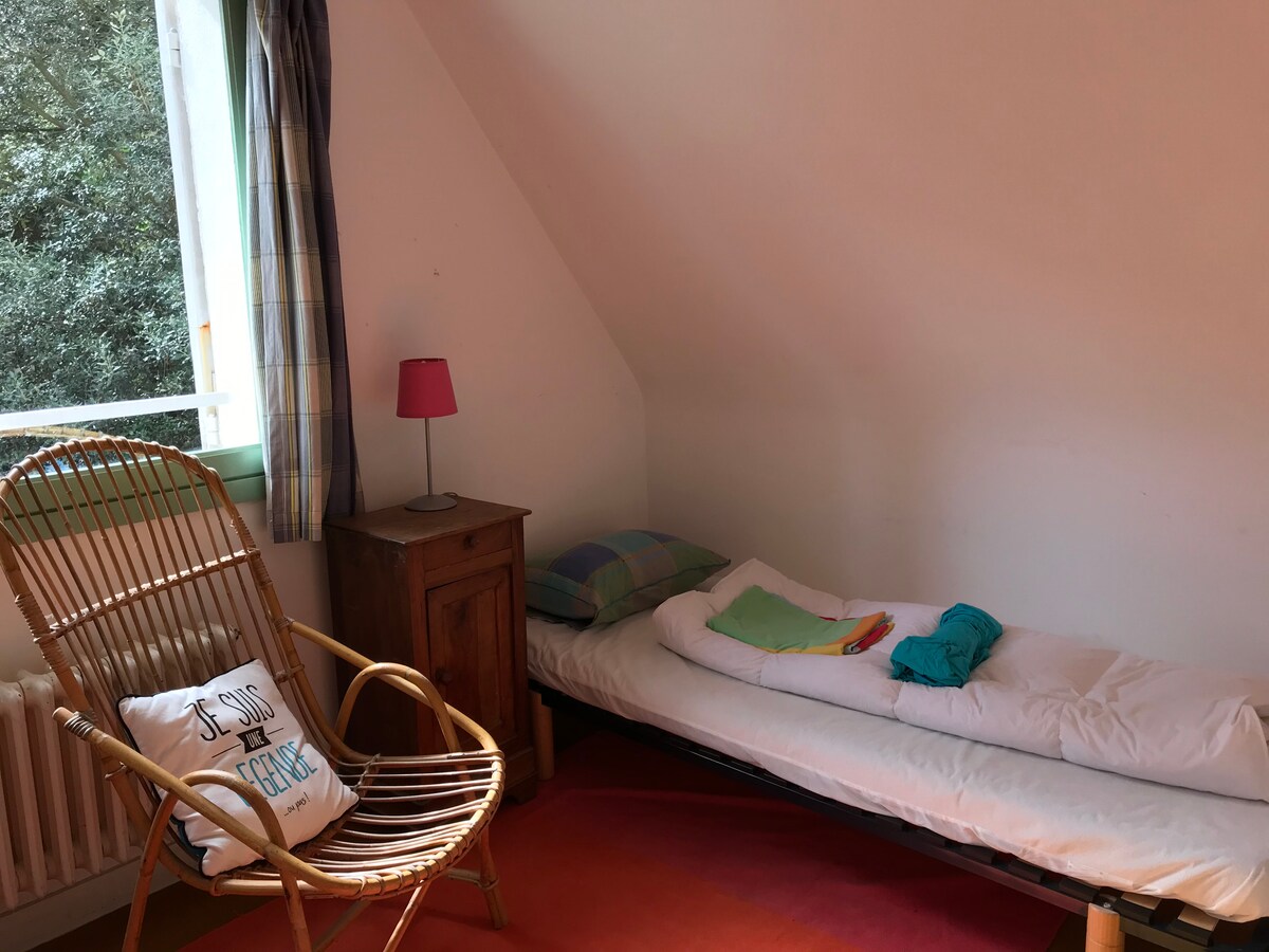 4号卧室配有2张单人床 