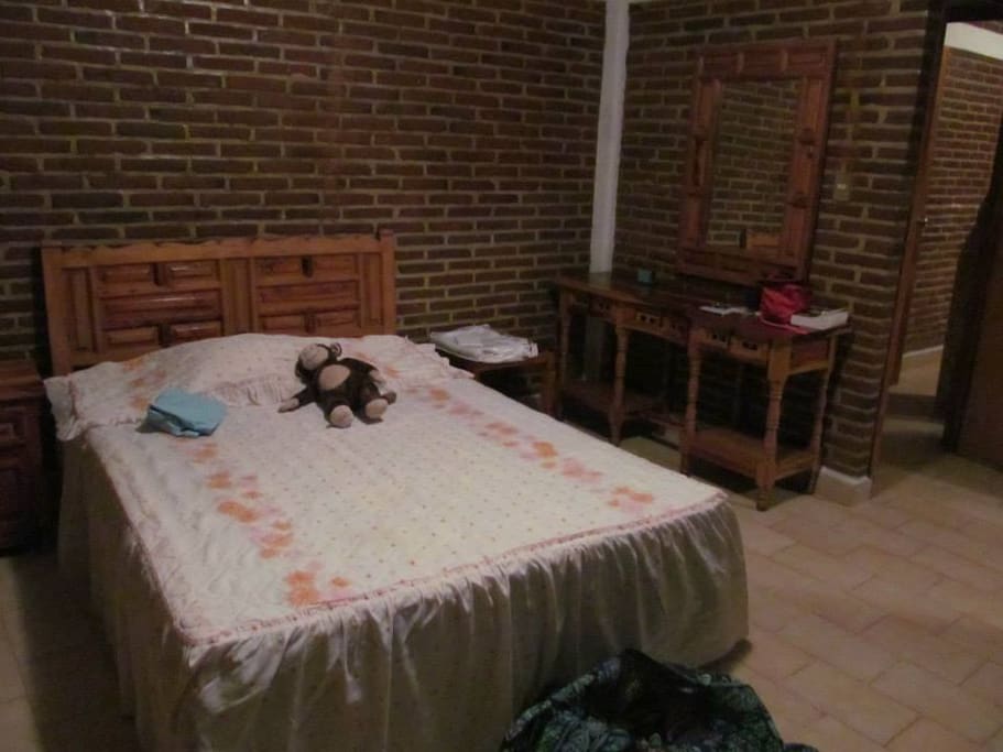 una de la habitaciones con cama matrimonial