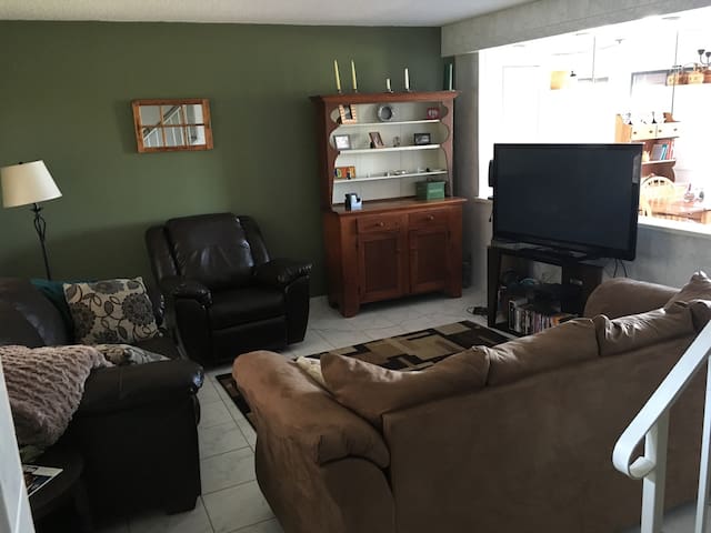 Cozy condo w/Billiards * Close to everything
