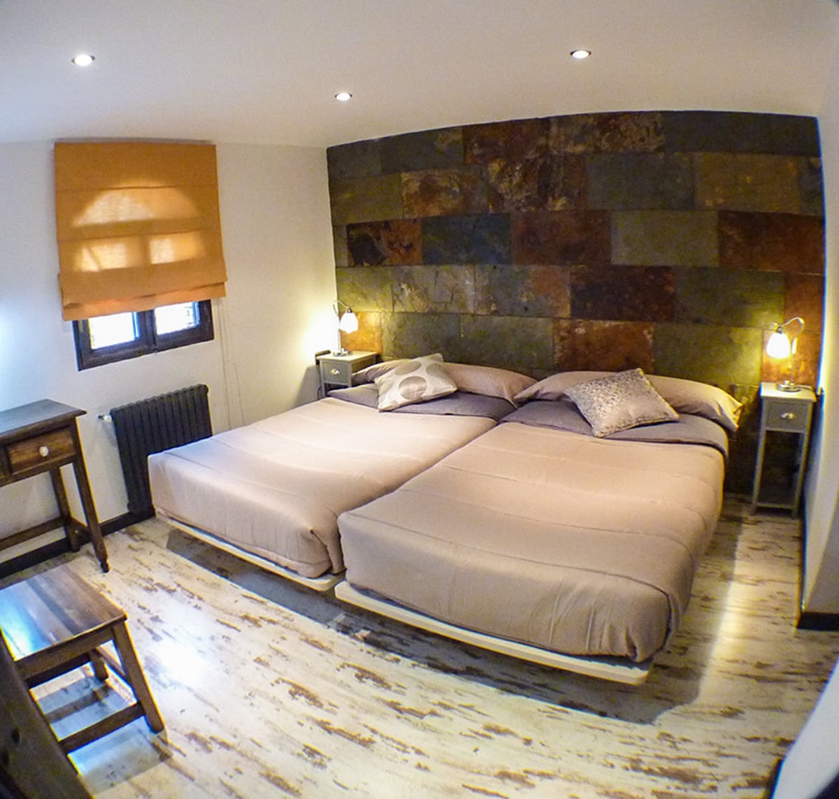 Dvokrevetna spavaća soba s pogledom na vrt, prvi kat