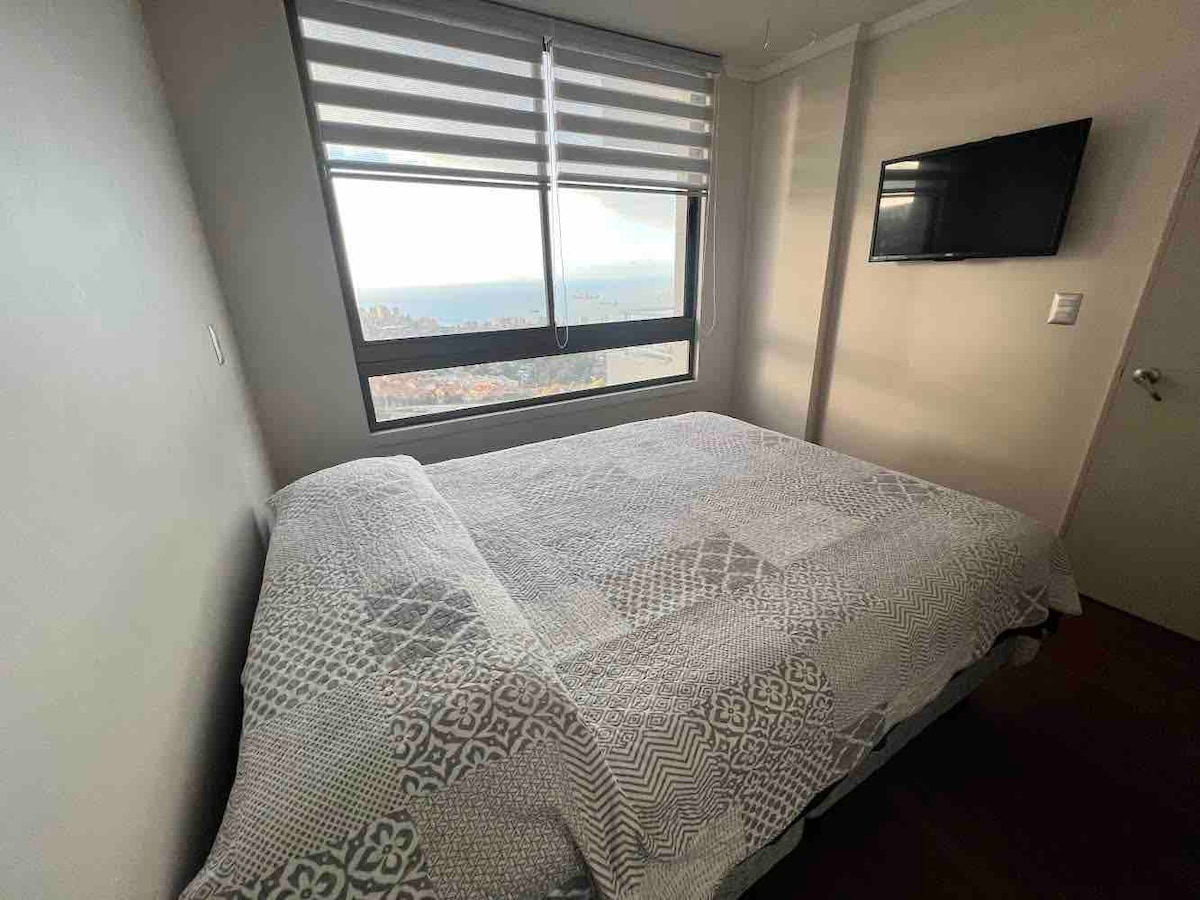 Habitación matrimonial con vista al mar.