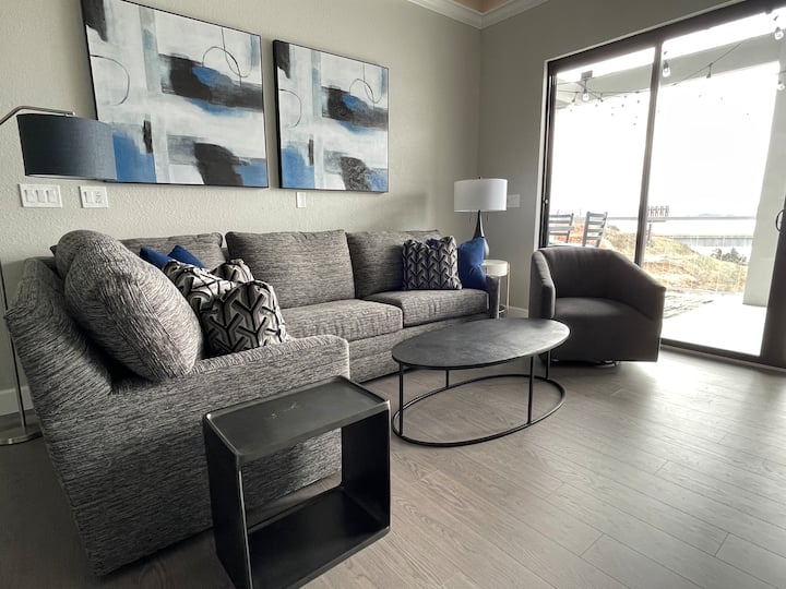 วิวทะเลสาบที่ยอดเยี่ยมและเพดานสูงจากห้องนั่งเล่นชั้นบนสุด 