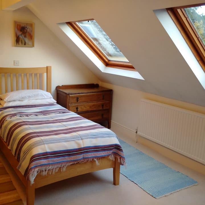 ... вклучувајќи и двокреветна спална соба ...