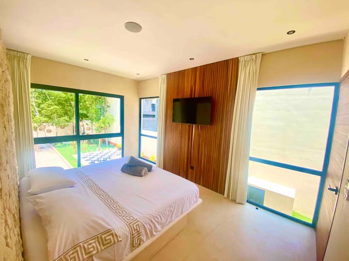 غرفة فاخرة في الطابق الأول مع ديكور حرفي