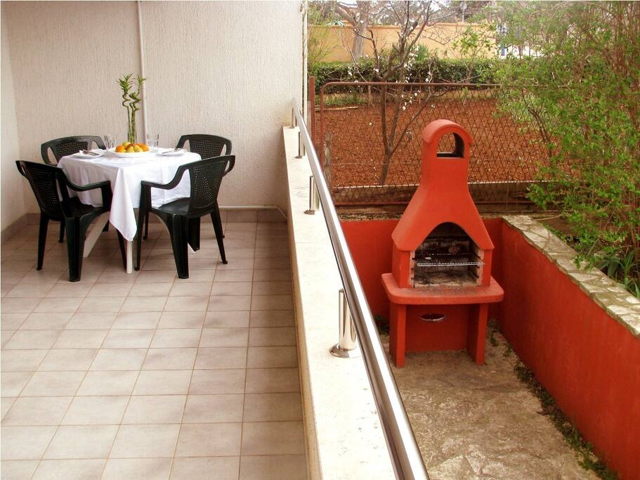 Blick vom Balkon auf Gartengrill