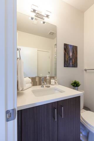 Luxurious New Home – Great Location, Amazing Views gallery image 5