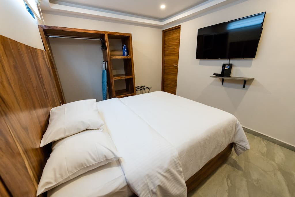 Recamara con baño, cama queen size, 3 almohadas, cobertor extra, iluminaciòn natural, pantalla de 50", cable, internet, closet, burro y plancha, reloj despetador.