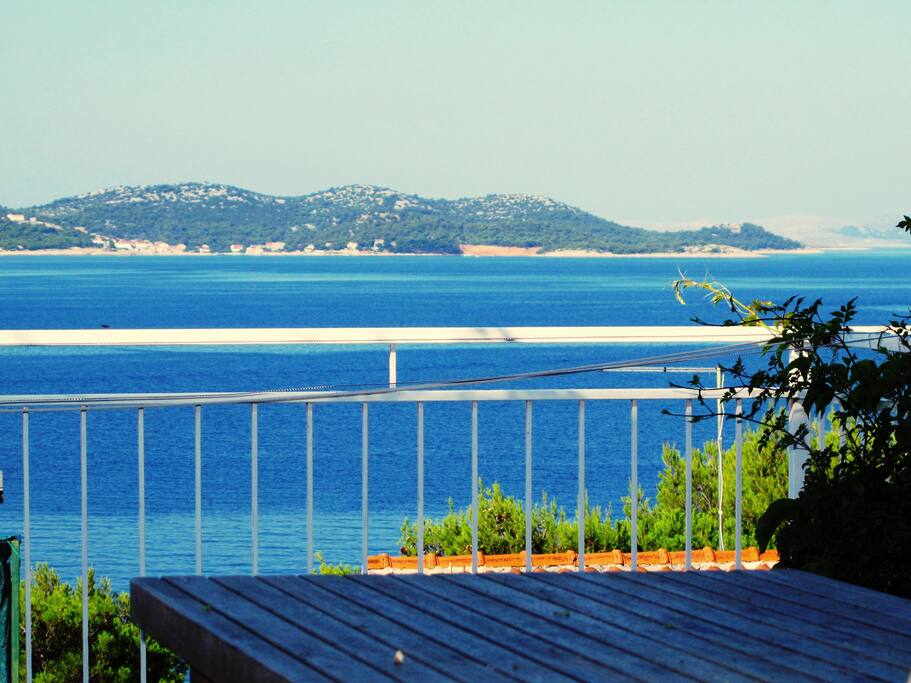 Blick von Terrasse auf Meer und Kornaten