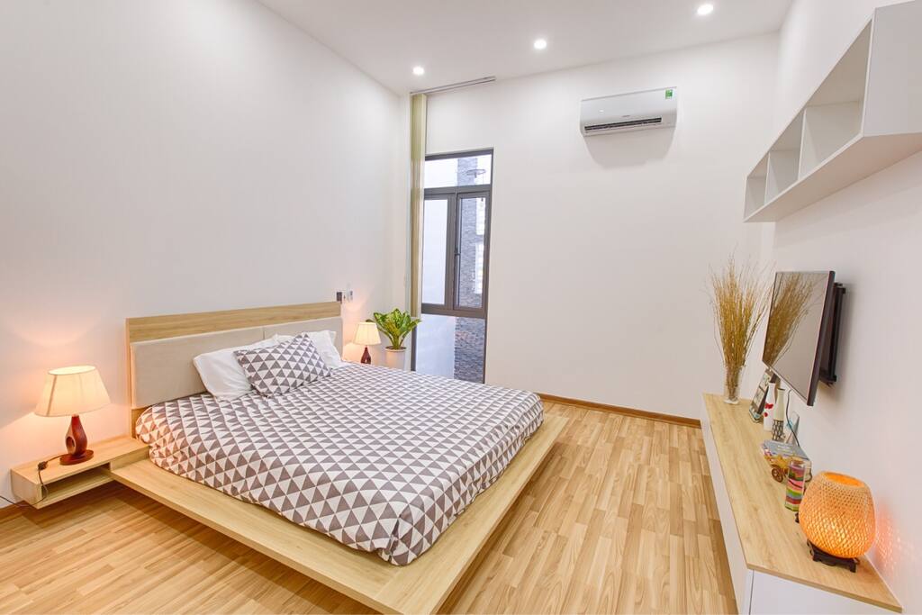 Tầng 2 Phòng ngủ chính có Giường cỡ King và phòng tắm riêng.