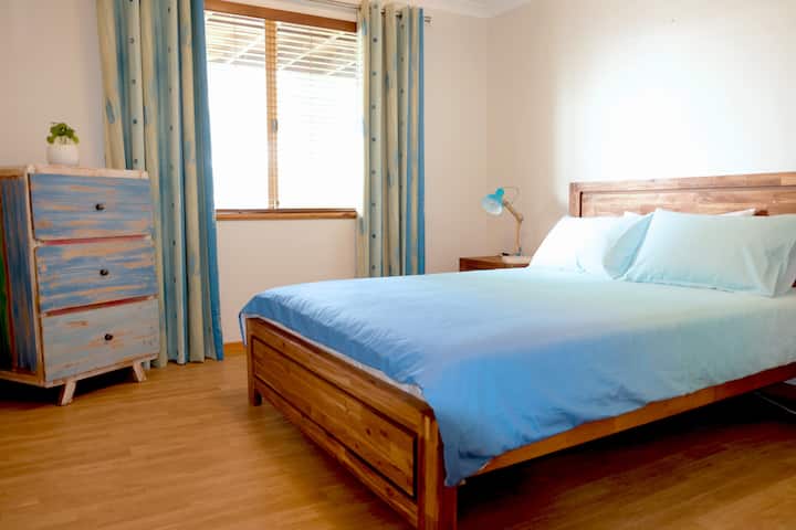 Downstairs queen size bedroom