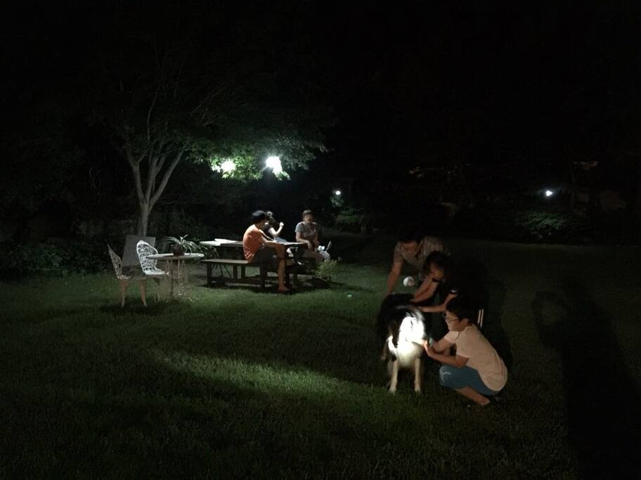 정원에서~~~가족들과 담소~