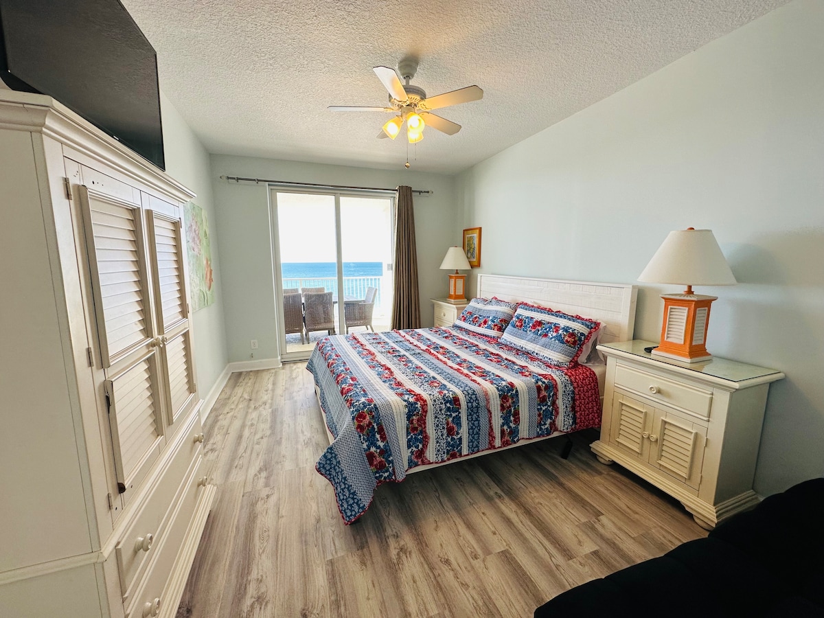 Втора главна спална соба со поглед кон заливот.