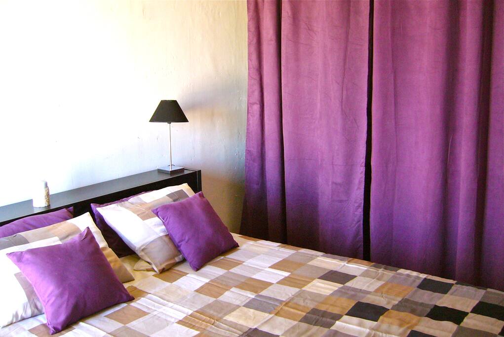 Dressing a droite et porte fenetre donnant sur balcon..