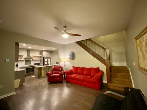 Private 2 Queen Room New House for Dtown Travelers