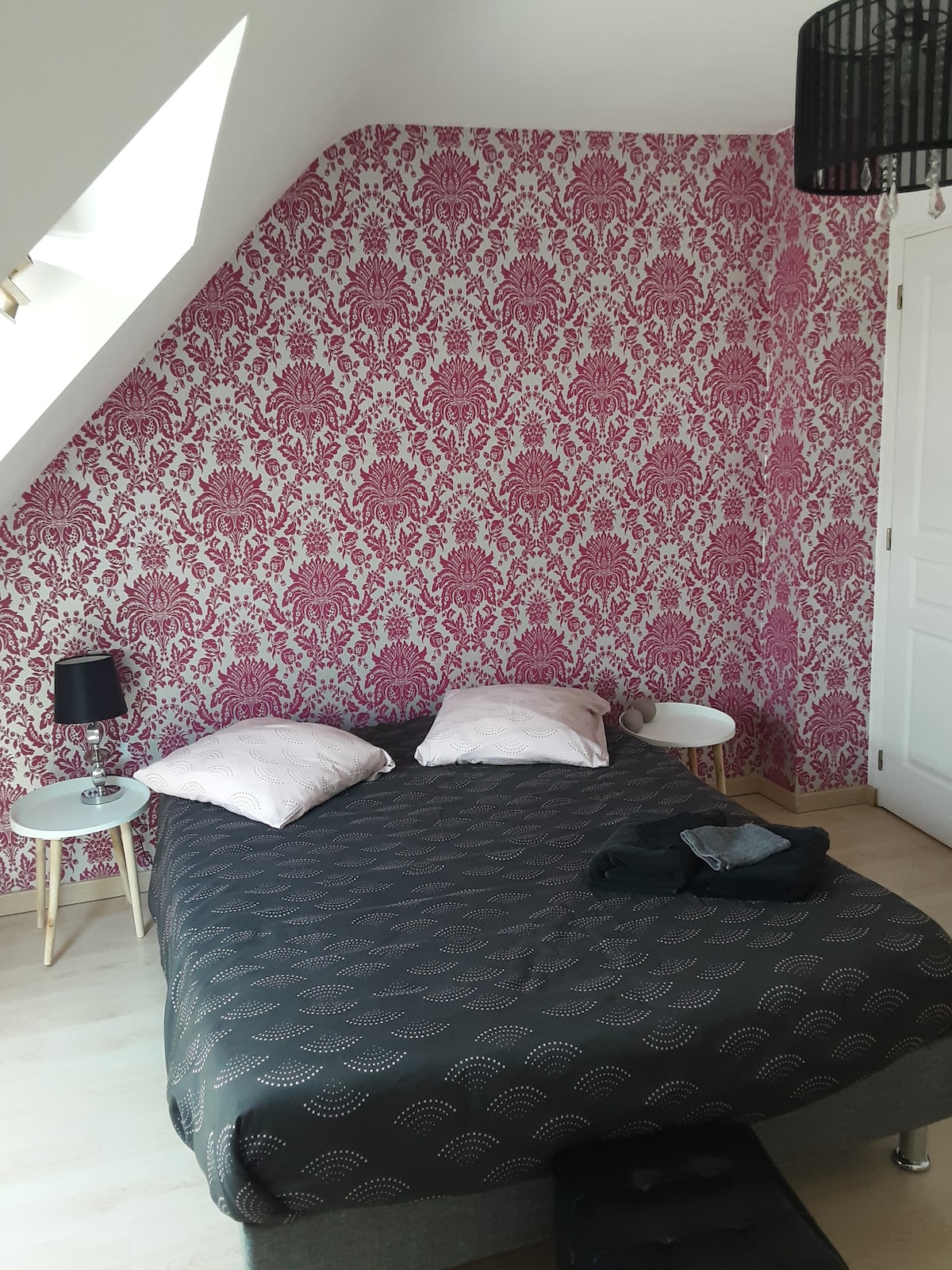 Chambre à l étage  linge de lit fournis. 