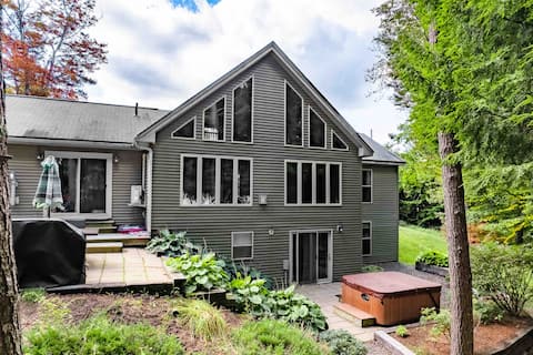 All-season Lakefront Oasis