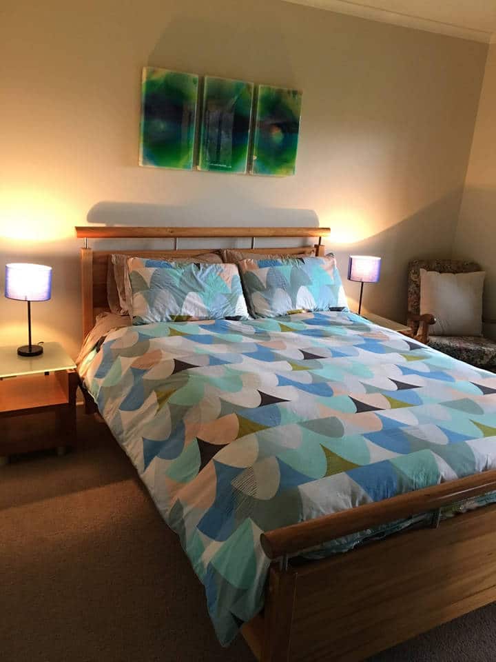 2e chambre, niveau inférieur, lit Queen Size et salle de bain attenante