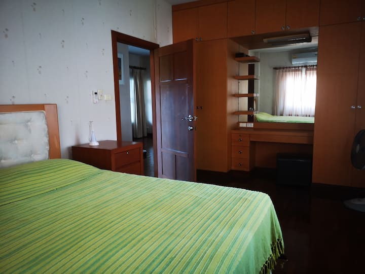 Спалня 3 – 2-ри етаж с балкон
Спалня с двойно легло (180 × 200 см) с вграден шкаф и климатик, обща площ около 26 кв. м