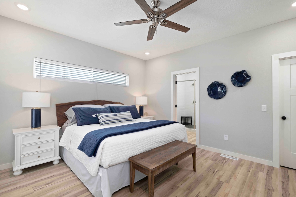 Primarna spavaća soba nudi vrhunsku svestranost s luksuznim bračnim krevetom savršenim za odmor i opuštanje. Bilo da se opuštate nakon dana provedenog na jezeru ili radite, ovo mirno utočište prilagođava se svim vašim potrebama.