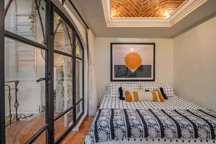 Tercer piso: dormitorio con cama tamaño king y techo boveda