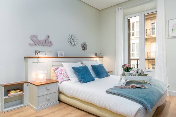 Spacious apartment, sea view, Old Town gallery image 5