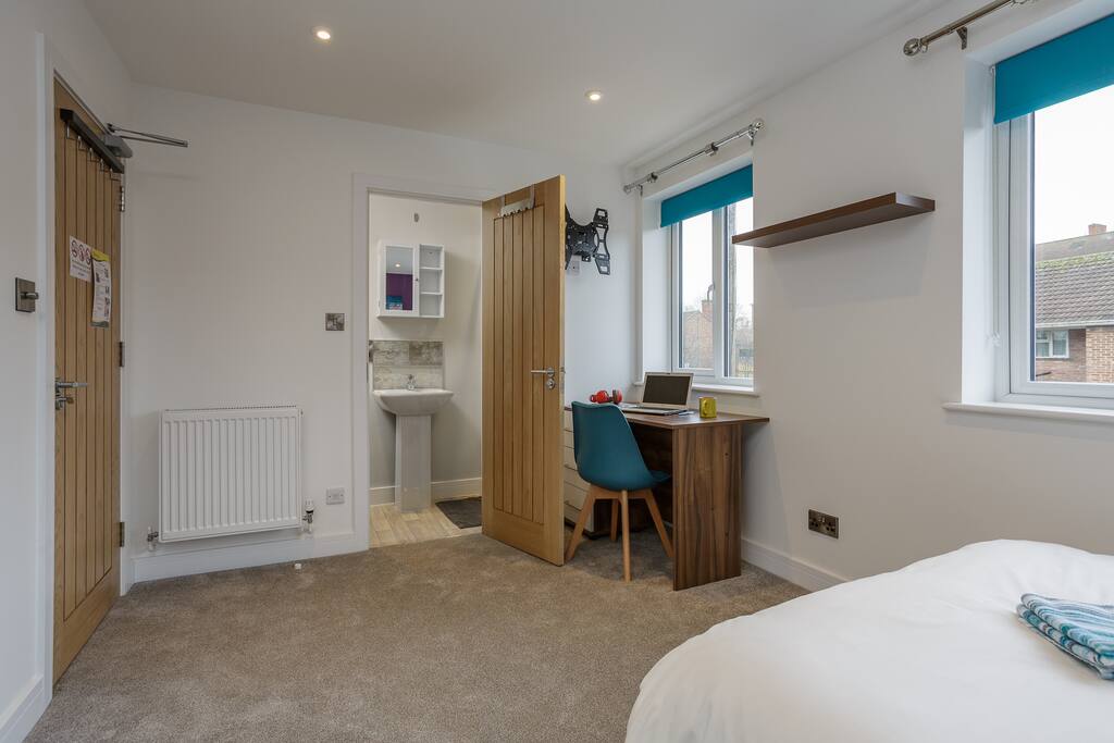 Bedroom showingEnsuite