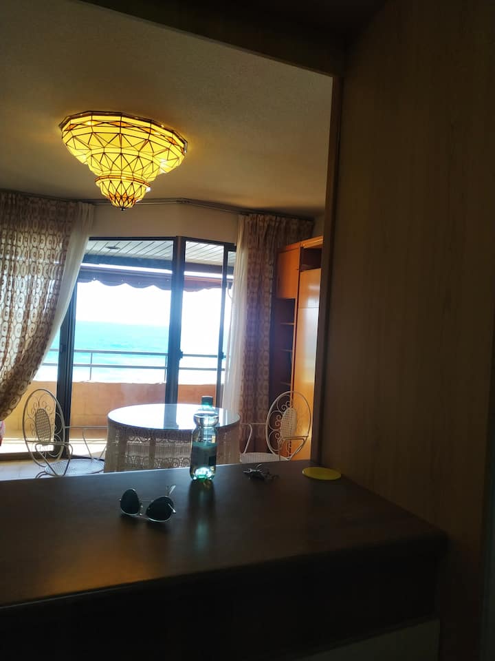 غرفة معيشة مع شرفة تطل على البحر