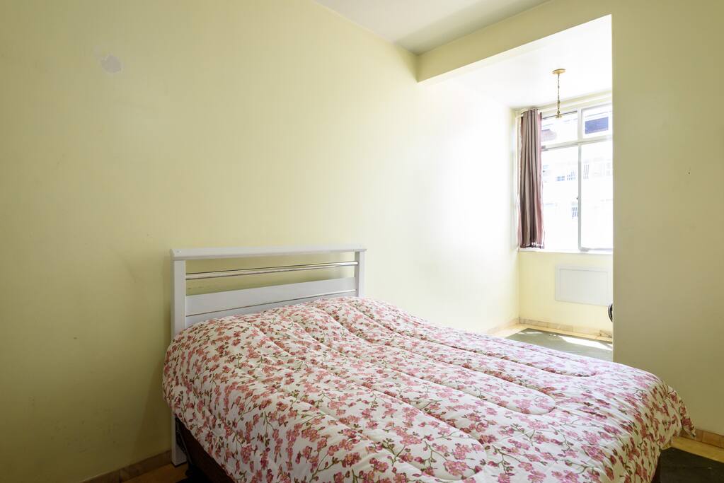 Quarto com cama de casal confortável