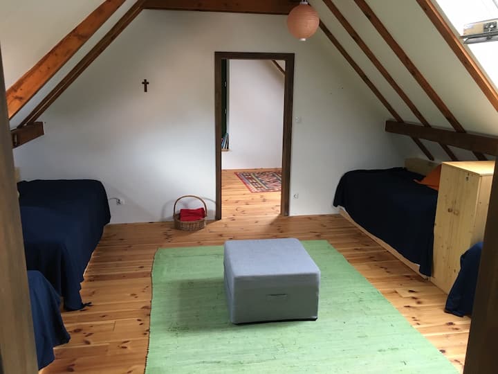 Bedroom upstairs with 4 normal beds and 3 pull-out mattresses / Felső hálószoba 4 normál ággyal és 3 kihúzható matraccal