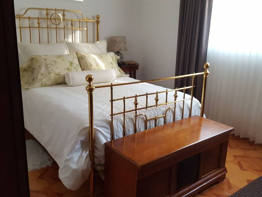 Baúl tipo antiguo como banca de pie de cama