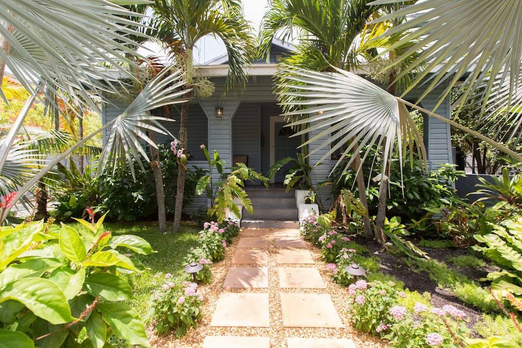 Well kept entry garden