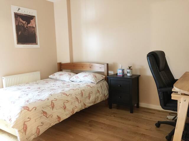 Private room with double bed in city centre