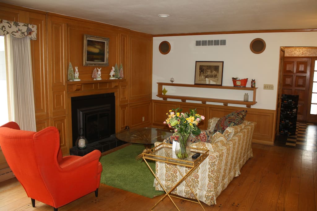 Fomal living room for more entertaining! Gas fireplace works by remote.