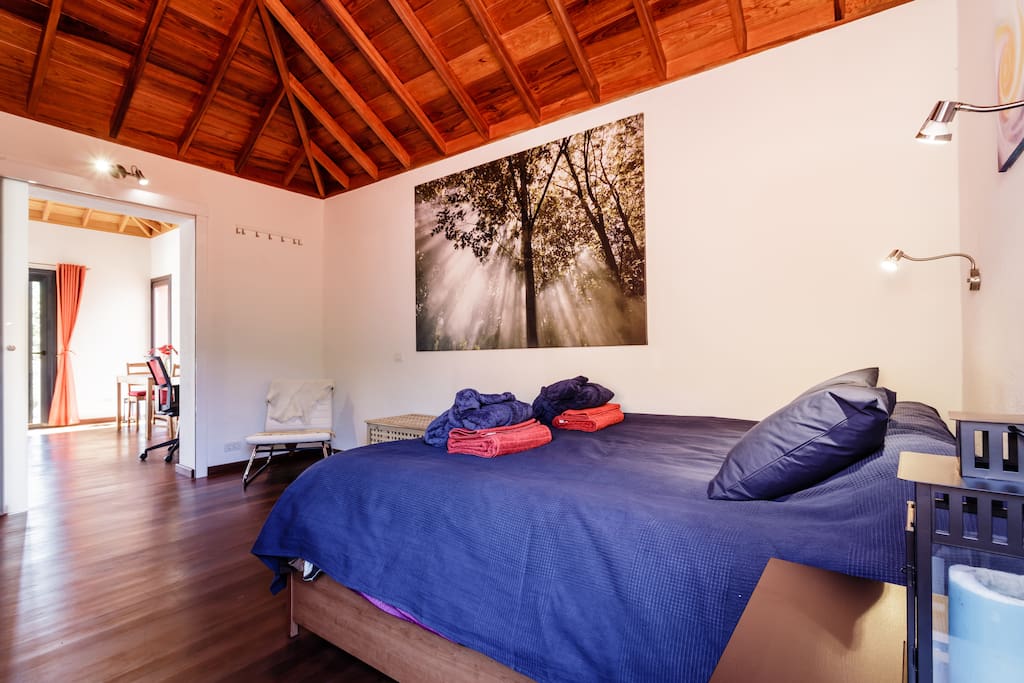 The 180/200cm bed, and bedroom.