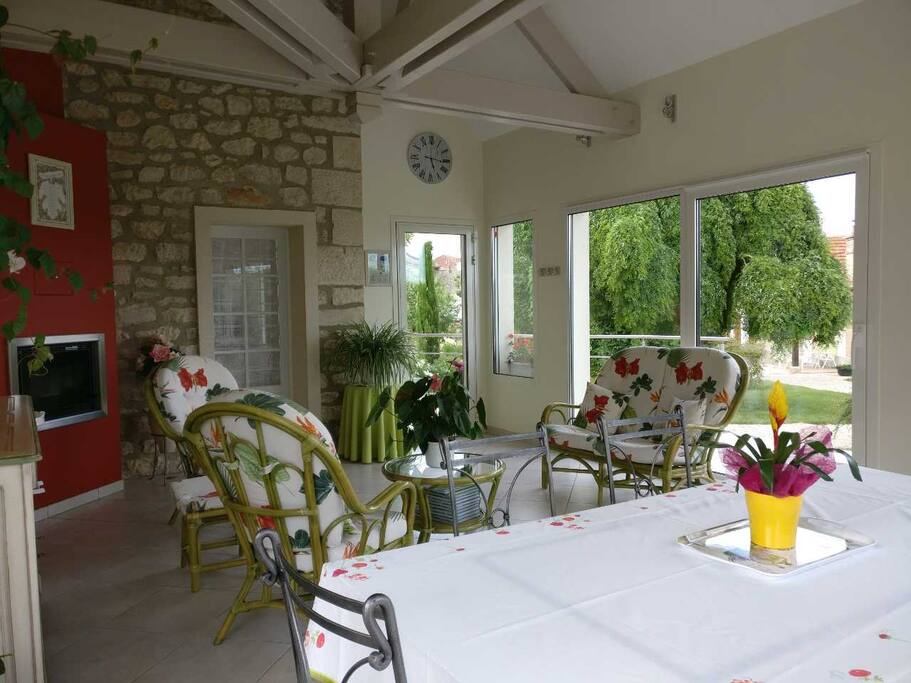 salon du déjeuner avec vue sur le jardin