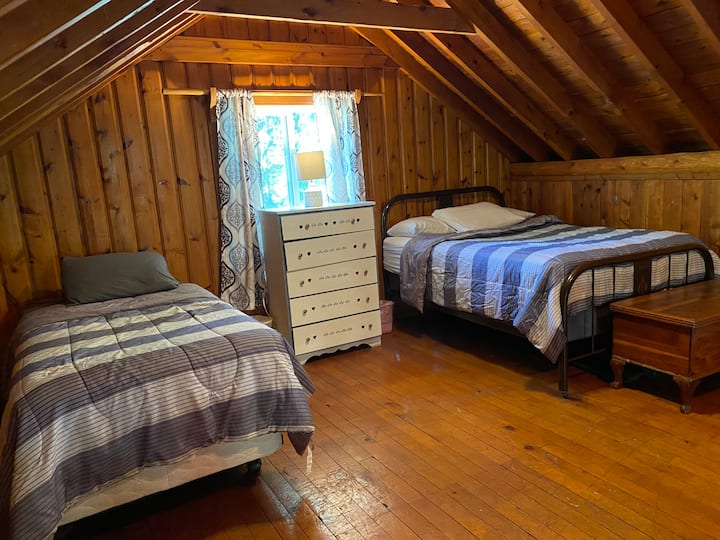 Ovenpå loft med en ekstra seng og to enkeltsenge