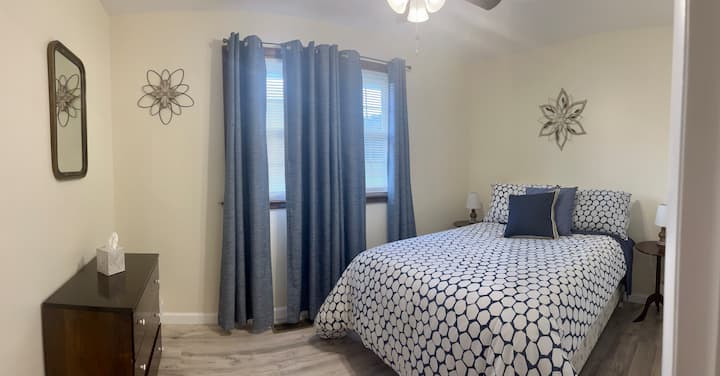 Druga spavaća soba s jednim punim krevetom. Komoda i ormar.



