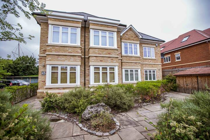 *2 BEDROOM *2 BATHROOM *ALBAN COURT *COMFY SUITE *