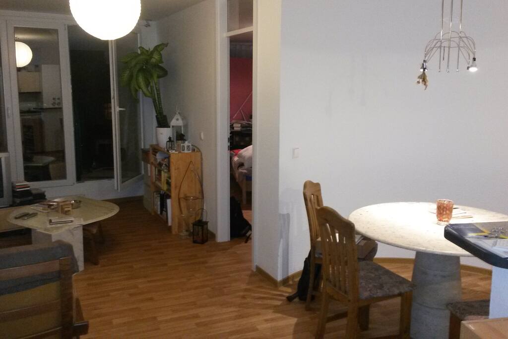 Ess-Ecke mit rundem Steintisch.
Dining area with round stone table.