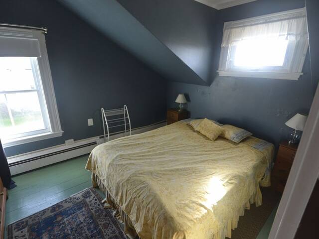 Large Victorian, great porches, steps to beach gallery image 5