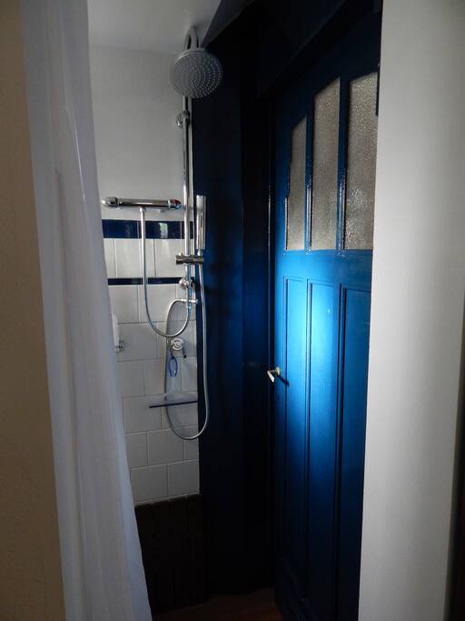 coin-douche attenant à la chambre avec wc et lave-mains