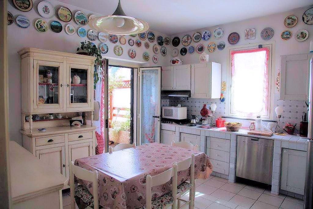 La Cucina , caratterizzata da una bellissima collezione di Piatti provenienti da tutto il mondo