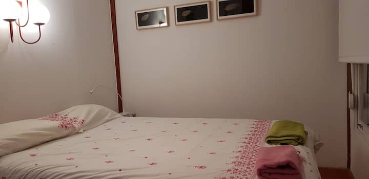 Спална соба со брачен кревет (широк 150-179