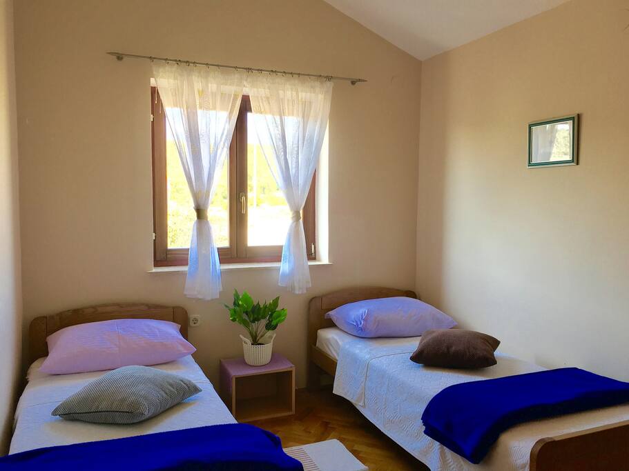 Second bedroom.