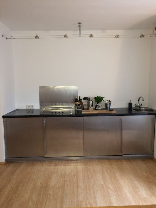 Küchenzeile mit mini Kühlschrank und Ceranfeld