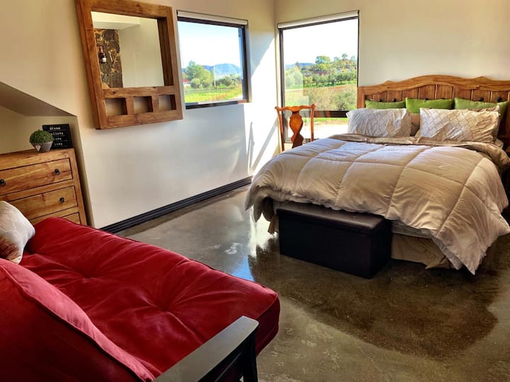Cama tamaño queen y futón en el dormitorio #2.